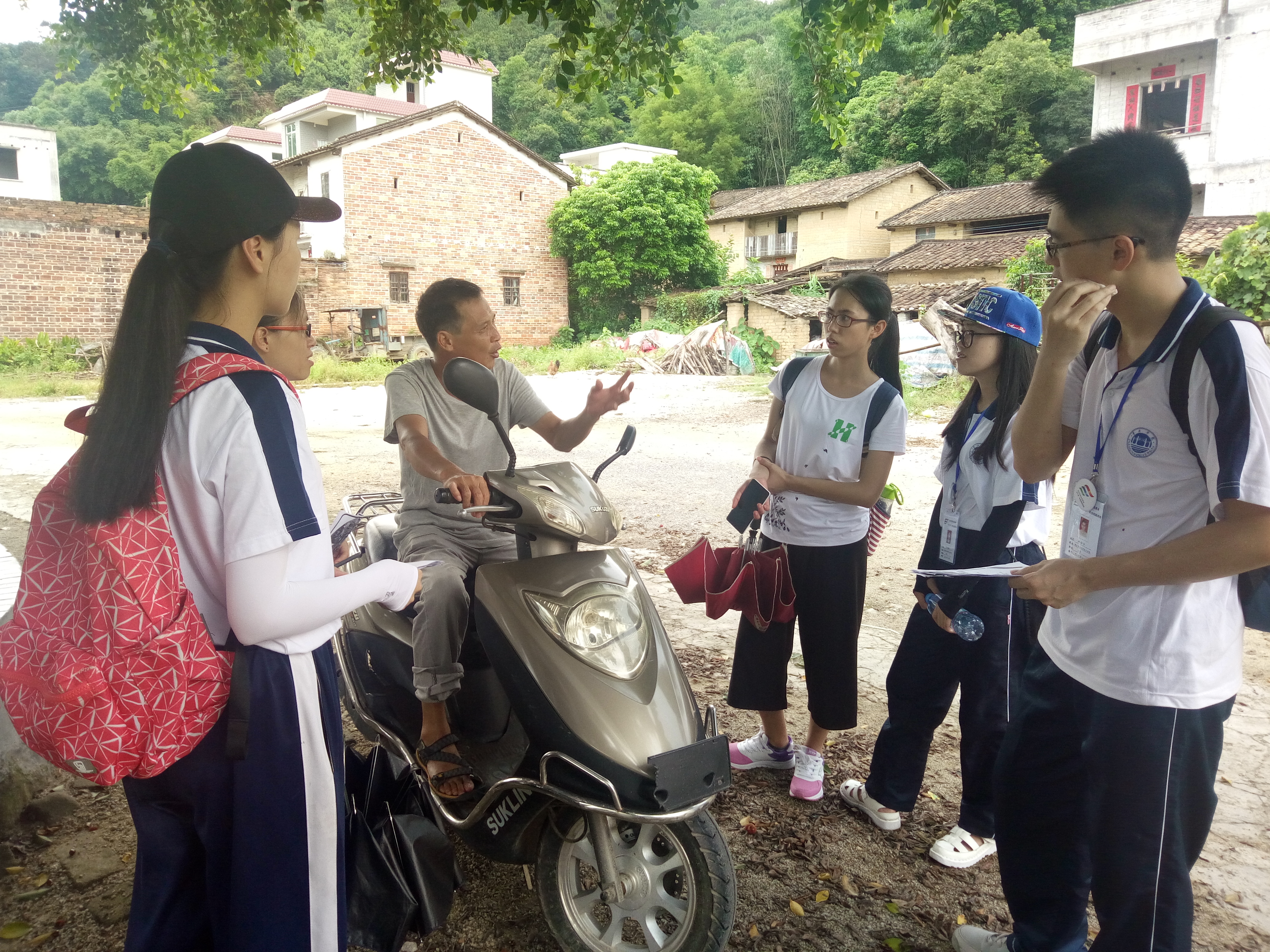 中心队队员在回龙镇做调研前期访谈