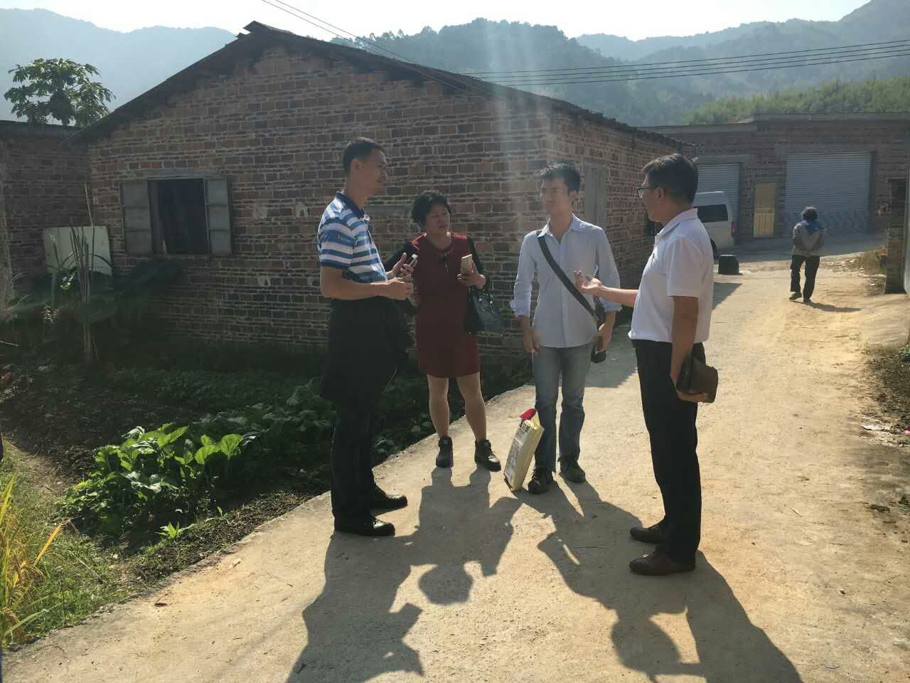 与驻村干部交谈