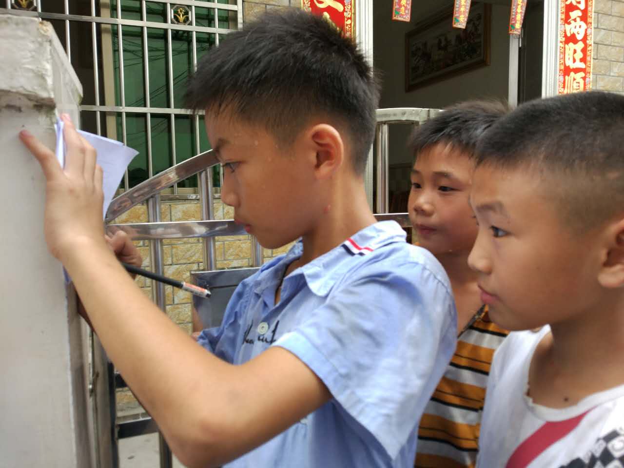 当地小学生积极报名夏令营活动